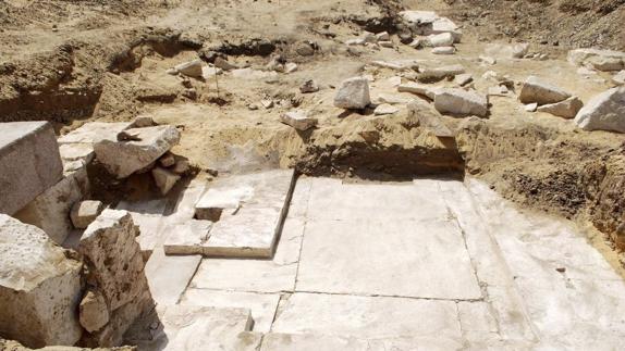 Descubren restos de una pirámide de 3.700 años al sur de El Cairo