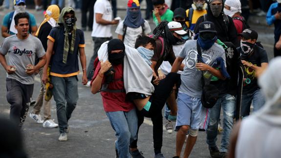 Cinco detenidos por arrojar huevos contra Maduro durante un acto militar