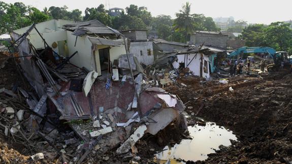 30 muertos y 11 desaparecidos tras el derrumbe de un vertedero en Sri Lanka