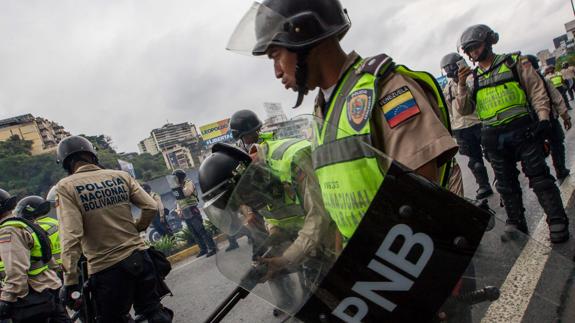 La Fiscalía venezolana detiene a dos policías por la muerte de un joven en las protestas