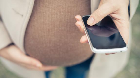 Usar mucho el móvil durante el embarazo aumenta el riesgo de tener hijos hiperactivos