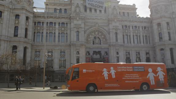 La Policía Municipal de Madrid multa al nuevo autobús de Hazte Oír