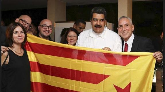 Maduro se fotografía con una 'estelada' junto a activistas independentistas