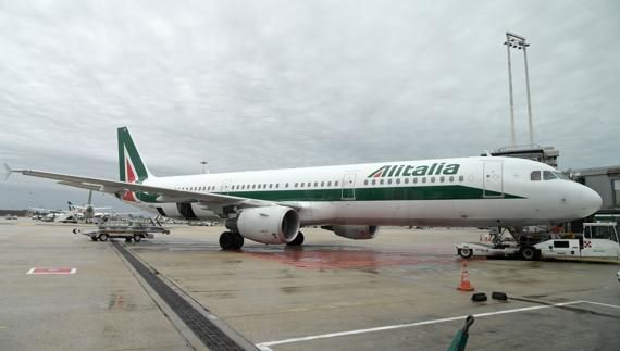 Italia presta 600 millones a Alitalia, bajo «administración extraordinaria»