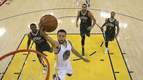 Curry y los Warriors toman ventaja en la serie contra los Jazz