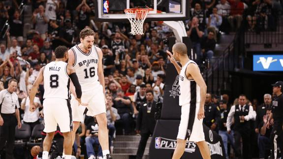 Leonard y Gasol fueron la fórmula ganadora para que los Spurs empaten la serie