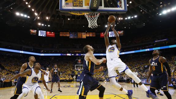 Kevin Durant conduce a los Warriors a un nuevo triunfo ante los Jazz