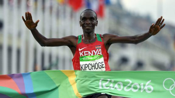 Kipchoge corre el maratón más rápido de la historia: 2h00:25