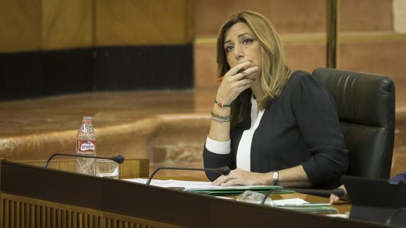 Susana Díaz lamenta el «espectáculo» del senador de Compromís que rompió una foto suya