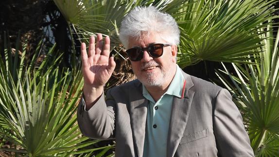 Almodóvar denuncia en Cannes la «paradoja» de plataformas como Netflix