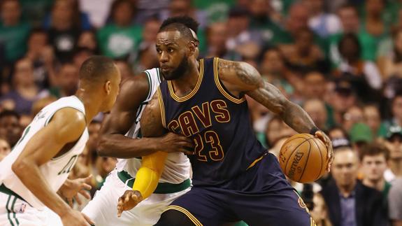 LeBron James pone a los Cavaliers con ventaja sobre los Celtics