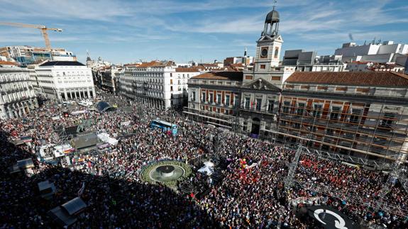 Miles de personas secundan en Sol la moción de censura de Podemos