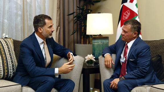 Felipe VI pide en Jordania «aunar fuerzas» hacia una «coalición para la paz»