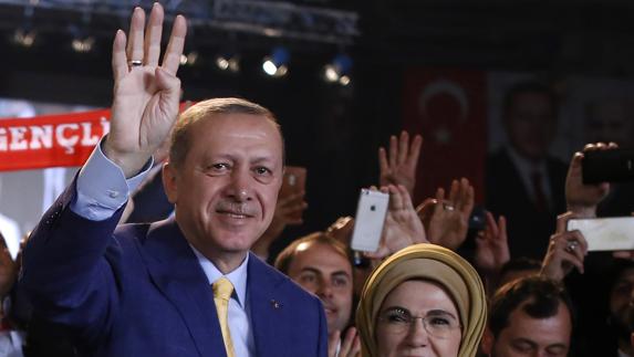 Erdogan, reelegido como jefe del partido en el poder en Turquía