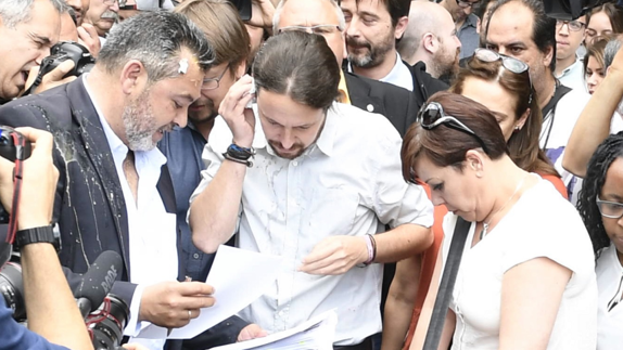 Un huevo alcanza a Iglesias en la manifestación de los taxistas