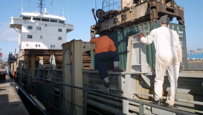 Los estibadores amplían la huelga en junio con cinco jornadas más