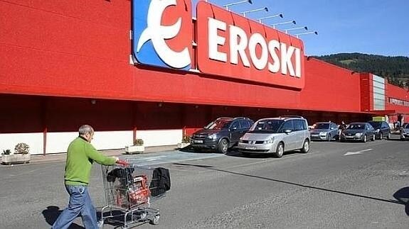 Carrefour le compra a Eroski 36 hipermercados en España por 205 millones