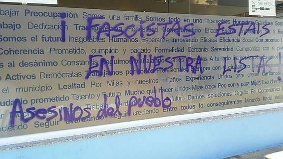 Aparecen pintadas en la sede del PP de Mijas con alusiones a Isabel Carrasco