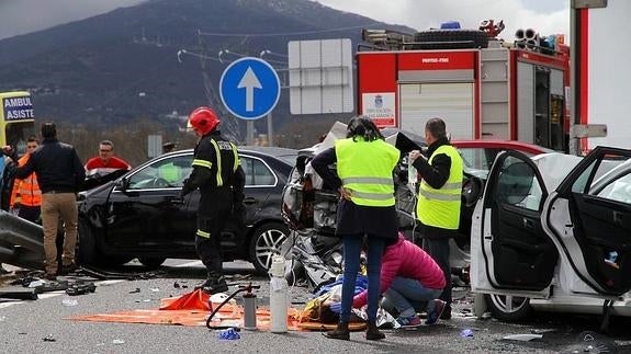 Un fallecido y una treintena de heridos en un fin de semana marcado por los choques en cadena por el granizo en las carreteras