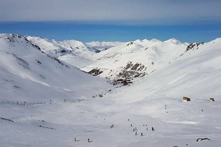 Más de 6.000 usuarios han pasado por las estaciones de esquí de la provincia este fin de semana