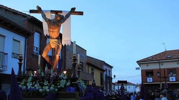 Emotiva procesión del Ecce Homo en Santa Marina del Rey