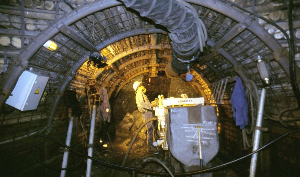 La minería leonesa no ve una salida a su crisis y mira con recelo a Hunosa, que paga sus 'vales' con carbón importado