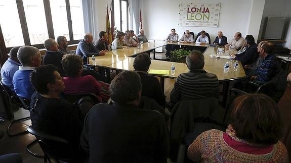 Los ganaderos lácteos se concentran el miércoles ante la Junta por la difícil situación del sector