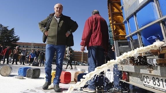 Los ganaderos de la montaña derraman 2.000 litros de leche ante la Junta ante la imposibilidad de vender su producción