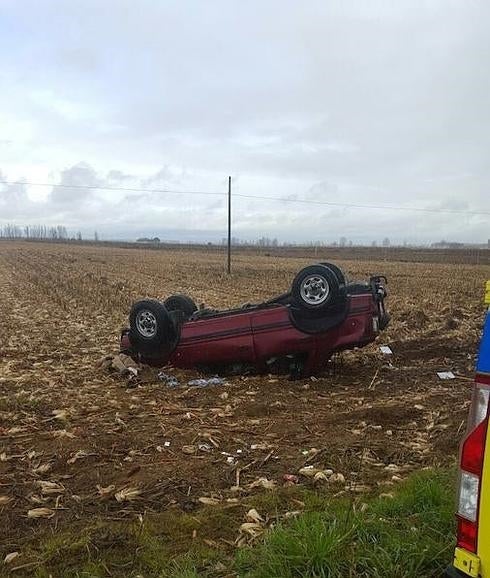 Dos heridos tras una salida de vía y vuelco en Bercianos del Páramo