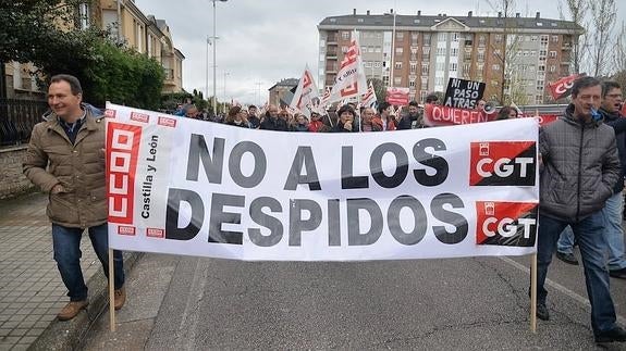 Medio millar de personas respaldan a la plantilla de FCC en su manifestación contra los despidos en Ponferrada