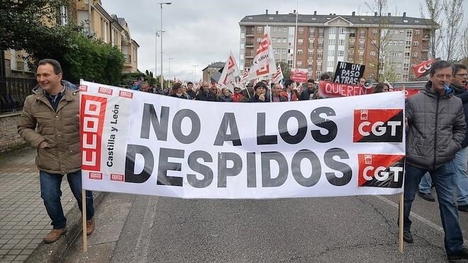 Medio millar de personas respaldan a la plantilla de FCC en su manifestación contra los despidos en Ponferrada