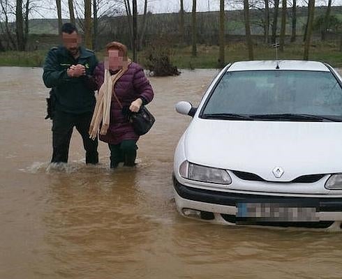 La Guardia Civil rescata a dos personas atrapadas en su vehículo por la crecida del río Cea en Villamartín de Don Sancho