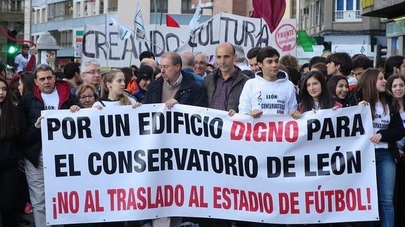 Cerca de un millar de personas reclaman en la calle un conservatorio «digno», desconfiando de la propuesta de la Junta