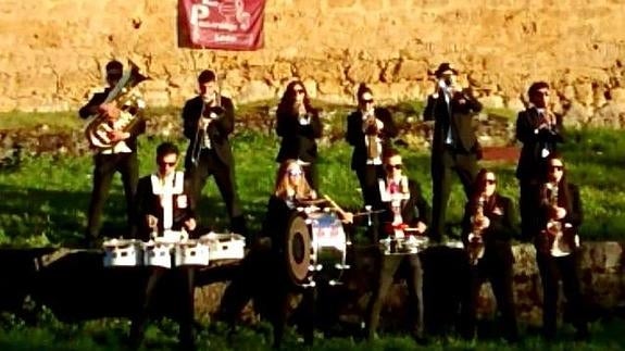 La música de Pacharanga León llega a Cáceres