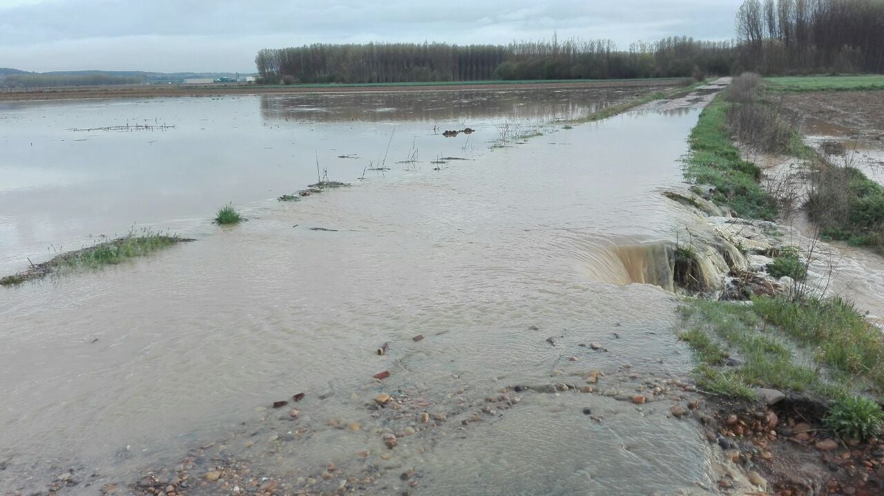 Ayuntamiento y comunidades de regantes piden un desagüe en León-Astorga que evite desbordamientos