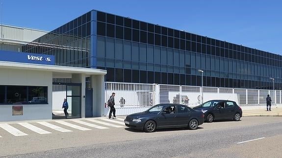 Los trabajadores de Vestas exigen mejoras en el convenio pitando con sus coches