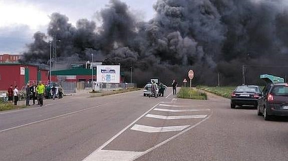 Un aparatoso incendio devora la fábrica de Embutidos Rodríguez