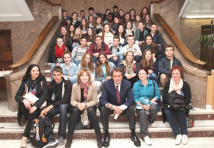 García-Prieto recibe a un grupo de alumnos de Sèzanne de un programa de intercambio con Divina Pastora