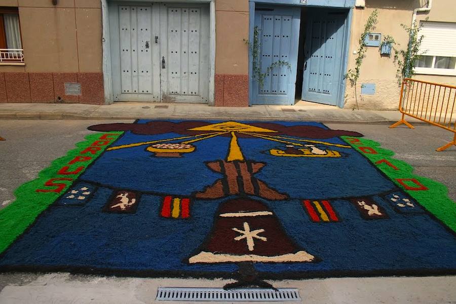 Las alfombras del Corpus colorean de tradición Villarejo de Órbigo