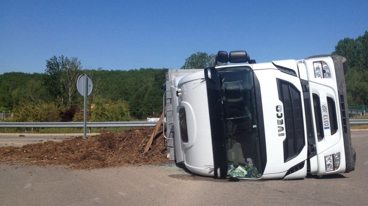 El vuelco de un camión dificulta el tráfico en la circunvalación próxima a la localidad de Carrizo