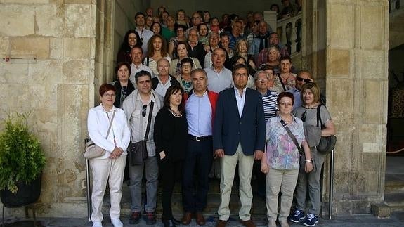 Emilio Orejas recibe a 61 miembros de la Casa de Castilla y León en Navarra que recorren la provincia