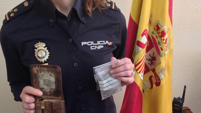 La Policía Nacional interviene una cartera con una placa y pegatina con el logotipo del cuerpo