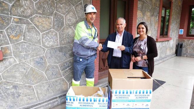 Cementos Cosmos y los trabajadores de Toral donan alimentos y dinero a Cáritas Ponferrada