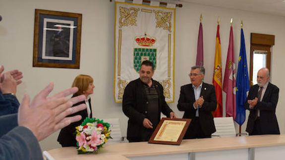 Valverde de la Virgen homenajea a Néstor Santos por sus 25 años como concejal