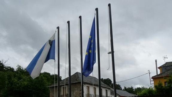 CB condena el robo de las banderas de España y del Bierzo en el Ayuntamiento de Folgoso