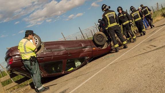 Un herido en un espectacular accidente de tráfico en Bustillo