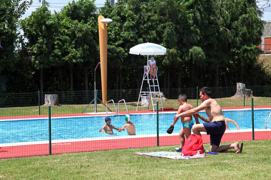 Las piscinas municipales de León reciben 2.600 usuarios durante su primera semana