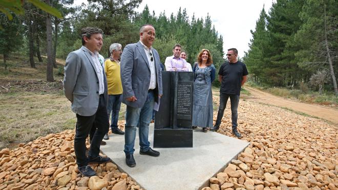 El Consejo Comarcal del Bierzo celebra sus 25 años de historia con la inauguración de un monolito en el centro geográfico de la comarca