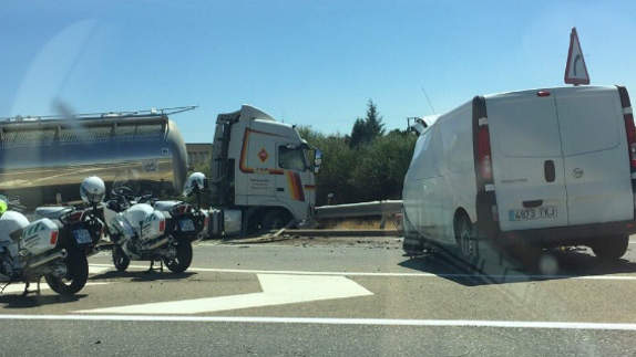 Un fallecido y dos personas heridas en una colisión múltiple entre un camión, una furgoneta y un turismo en Mansilla de las Mulas