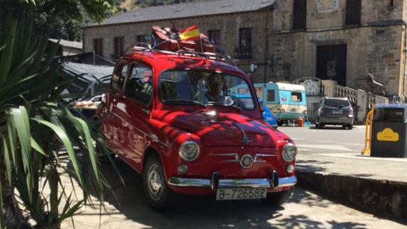 35 vehículos clásicos recorrieron El Bierzo para dar a conocer la fiesta de Astures y Romanos